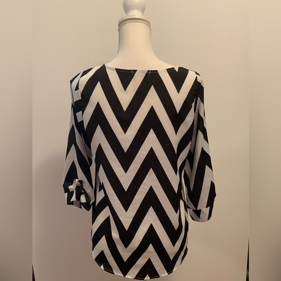 Everly Chevron Print Blouse - Picture 4 of 6